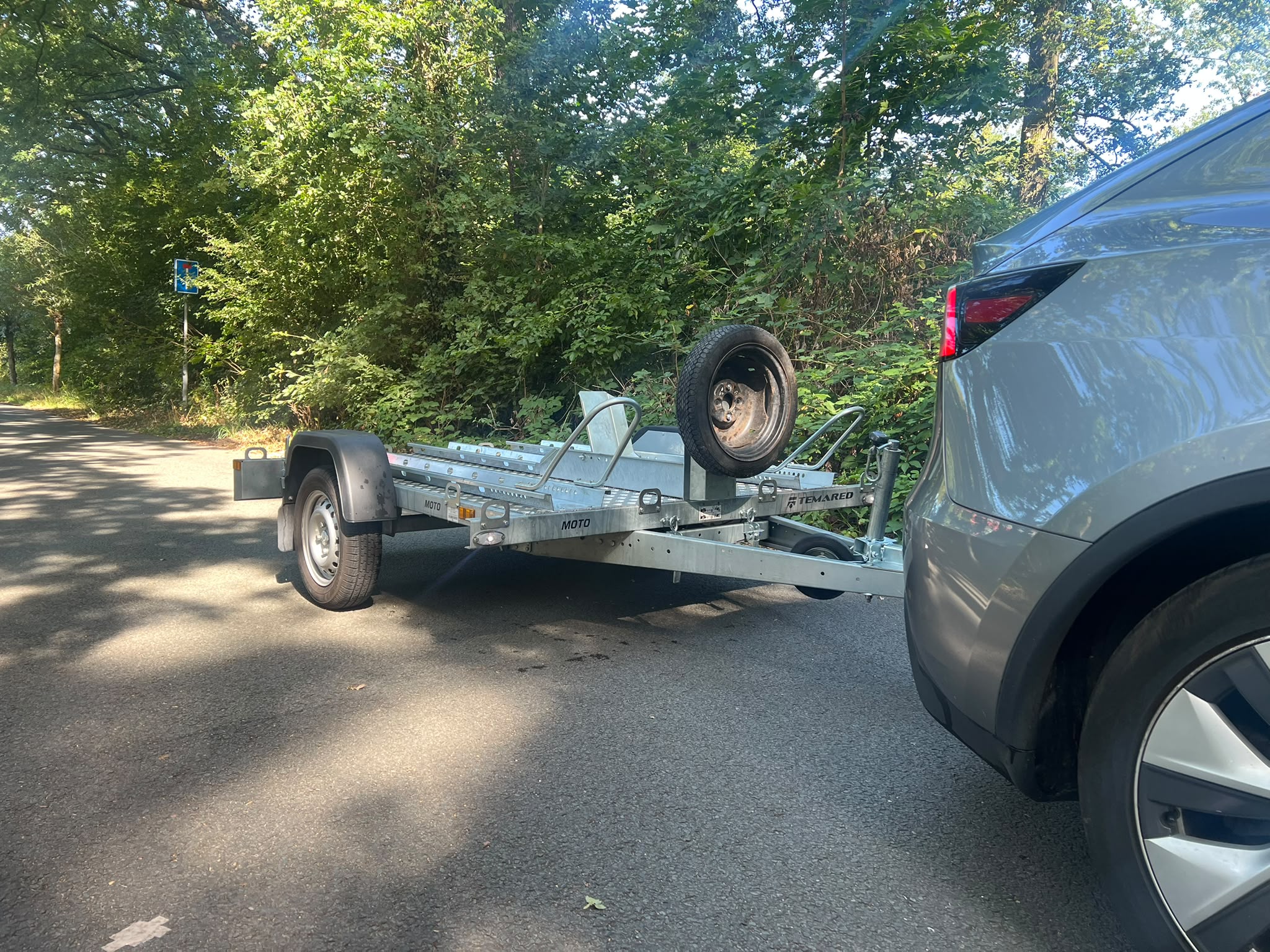 Temared Moto 3 ongeremde motortrailer met aluminium middenplaat, te huur in Zwolle